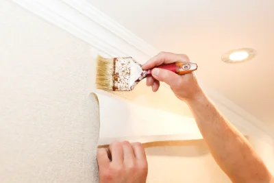 Pose de papier peint à Courtillers — revêtements muraux et toiles de verre